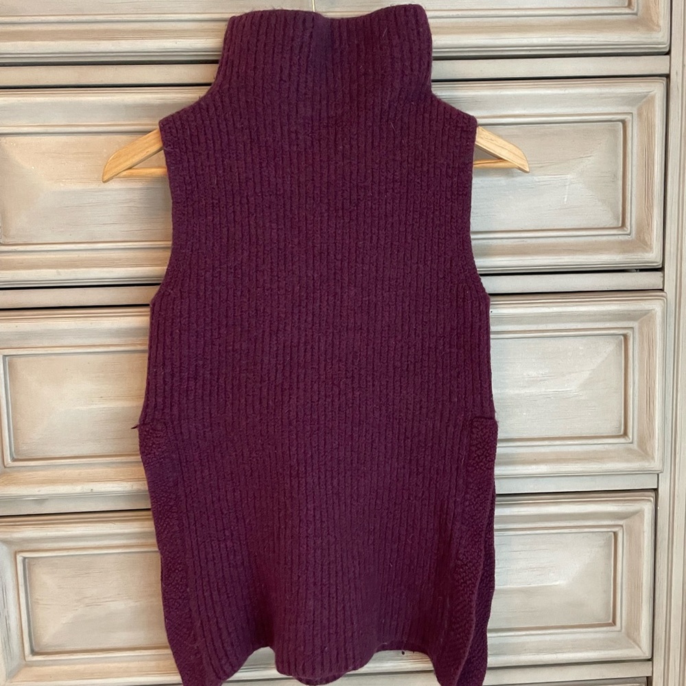 SOLD Aritzia sleeveless turtleneck sweater. Size small. 100% wool.